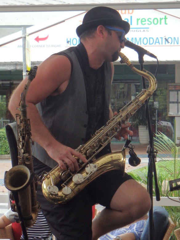 Muzikant op Saxofoon in het court House Hotel in Port Dogulas
